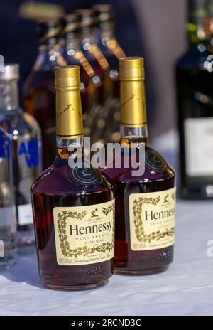 13.05.2023 , Gaborone, Botswana, bouteille de cognac Hennessy et whisky, vodka sur une table lors d'un événement. Banque D'Images