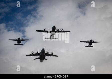 Paris, France. 14 juillet 2023. Avions militaires vus en défilé aux champs Elysées. La cérémonie et le défilé annuel du 14 juillet, qui célèbre la fête nationale française, le jour de la Bastille, sur les champs Elysées et la place de la Concorde, à Paris, ont été suivis par le Premier ministre indien Narendra Modi. Cette année, la célébration a lieu à un moment de grande protestation et de tension sociale après la mort d'un jeune homme abattu par la police. (Photo Telmo Pinto/SOPA Images/Sipa USA) crédit : SIPA USA/Alamy Live News Banque D'Images