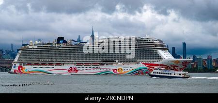 New York, USA - 11 juillet 2023 : bateau de croisière Norwegian Joy Sailing à côté de Manhattan à New York. Skyline of New York Manhattan croisière sur le Hudson RI Banque D'Images