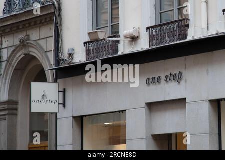 Bordeaux , Aquitaine France - 06 22 2023 : marque d'une étape signe et texte logo façade avant magasin de mode femmes boutique Banque D'Images