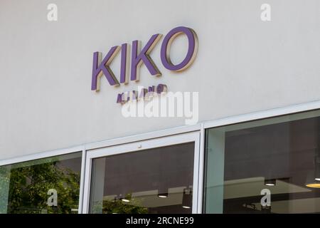 Milan , Italie - 07 10 2023 : Kiko make up milano chaîne signe logo et texte marque façade avant magasin de vêtements de mode boutique cosmétiques entrée Banque D'Images