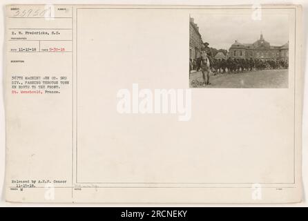 Titre : machine Gun Company en route vers le Front, St. Menehould, France Description : sur cette photographie prise le 30 septembre 1918, on peut voir la 367e compagnie de mitrailleuses de la 92e division traversant la ville de St. Menehould en France. Ils sont en route vers les lignes de front. Cette image a été publiée par l'A.E.F. Censurer le 15 novembre 1918. Banque D'Images