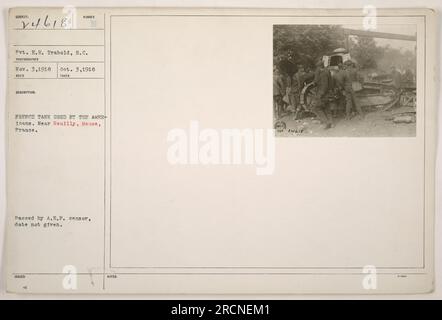 Description de l'image : une photographie prise par Pvt. E.R. Trabold, Caroline du Sud, numéro 111-SC-24618 V46181, montrant un char français utilisé par des soldats américains près de Neuilly, Meuse, France pendant la première Guerre mondiale. La date exacte de la photographie est inconnue car elle a été approuvée par le censeur de l'A.E.F. Banque D'Images