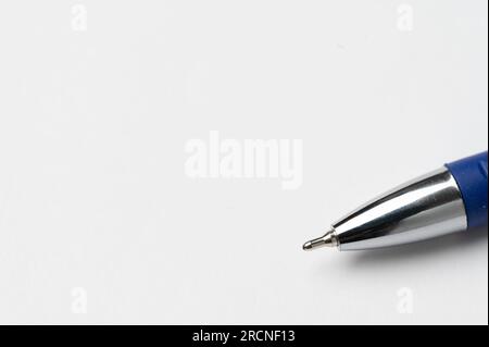 gros plan du stylo sur fond de papier blanc. maquette stylo et feuille de papier blanc vierge pour message, lettre, dessin, conception. espace de copie Banque D'Images