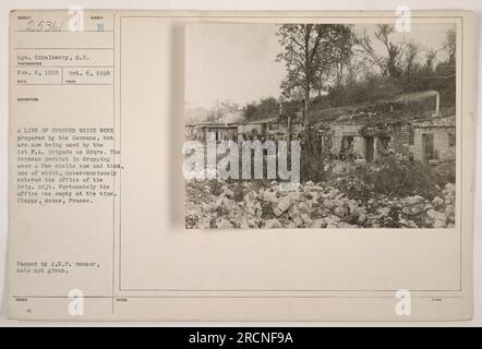 Le sergent Eikelberry a pris cette photographie le 6 novembre 1918, à Cheppy, Meuse, France. L'image représente une ligne de pigeonniers qui ont été préparés à l'origine par les Allemands, mais qui sont maintenant utilisés par le 1st P.A. Brigade comme quartier général. Malgré des bombardements occasionnels d'obus, heureusement personne n'était présent dans le Brig. Adjt. office lorsqu'un shell est entré. Banque D'Images