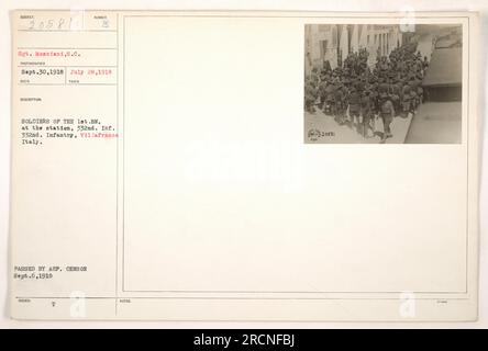 Soldats du 1e bataillon à la gare de Villafranca Italie, 332e infanterie, posant pour une photo. Prise par le sergent Mosciani le 28 juillet 1918 et reçue le 30 septembre 1918. La photo a été approuvée par le censeur de l'ARP le 6 septembre 1918. Sumber a publié des notes T : 20581. Banque D'Images