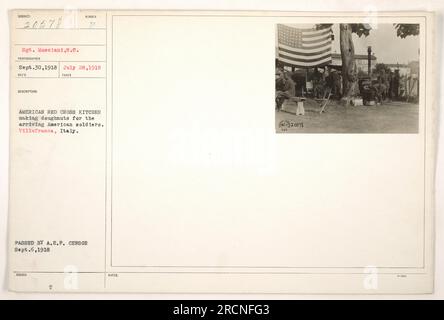 Sergent Moscian1, 8.C. Est vu sur cette image prise le 28 juillet 1918, à Villafranca, Italie. Il travaille en tant que tireur dans une cuisine de la Croix-Rouge américaine, fabriquant des beignets pour les soldats américains. La photographie a été transmise par le censeur de l'A.E.F. le 6 septembre 1918. NOTES PUBLIÉES : osk 20578. Banque D'Images