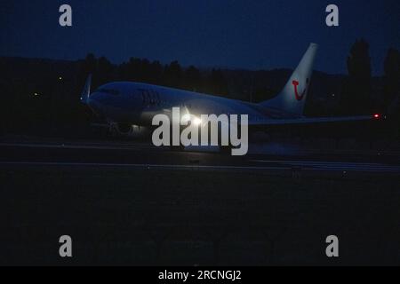 Steenokkerzeel, Belgique. 15 juillet 2023. L'illustration montre un avion de Tui Airlines atterrissant à l'aéroport de Bruxelles de nuit, à Zaventem, samedi 15 juillet 2023. Le ministre fédéral de la mobilité Gilkinet (Ecolo) a présenté cette semaine un projet de décret ministériel visant à limiter les nuisances sonores pour les résidents vivant à proximité de l’aéroport internatinoal. Une mesure frappante est l'interdiction totale des vols de nuit à partir de 11 heures et 6 heures du matin BELGA PHOTO NICOLAS MAETERLINCK crédit : Belga News Agency/Alamy Live News Banque D'Images