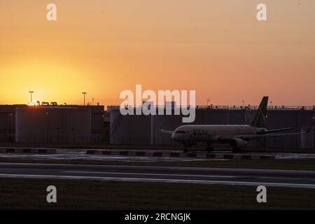 Steenokkerzeel, Belgique. 15 juillet 2023. L'illustration montre un avion confisqué de EC Air - Equatorial Congo Airlines) qui a été immobilisé à l'aéroport depuis 2016, vu à Brussels Airport de nuit, à Zaventem, samedi 15 juillet 2023. BELGA PHOTO NICOLAS MAETERLINCK crédit : Belga News Agency/Alamy Live News Banque D'Images