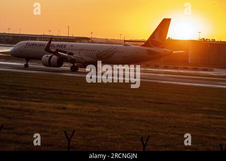 Steenokkerzeel, Belgique. 15 juillet 2023. L'illustration montre un avion de Turkish Airlines atterrissant à l'aéroport de Bruxelles de nuit, à Zaventem, le samedi 15 juillet 2023. Le ministre fédéral de la mobilité Gilkinet (Ecolo) a présenté cette semaine un projet de décret ministériel visant à limiter les nuisances sonores pour les résidents vivant à proximité de l’aéroport internatinoal. Une mesure frappante est l'interdiction totale des vols de nuit à partir de 11 heures et 6 heures du matin BELGA PHOTO NICOLAS MAETERLINCK crédit : Belga News Agency/Alamy Live News Banque D'Images