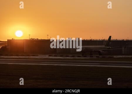 Steenokkerzeel, Belgique. 15 juillet 2023. L'illustration montre un avion confisqué de EC Air - Equatorial Congo Airlines) qui a été immobilisé à l'aéroport depuis 2016, vu à Brussels Airport de nuit, à Zaventem, samedi 15 juillet 2023. BELGA PHOTO NICOLAS MAETERLINCK crédit : Belga News Agency/Alamy Live News Banque D'Images