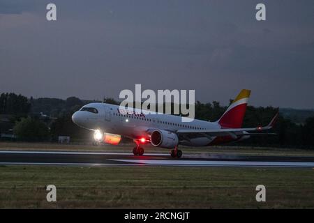 Steenokkerzeel, Belgique. 15 juillet 2023. L'illustration montre un avion d'Iberia à l'aéroport de Bruxelles de nuit, à Zaventem, samedi 15 juillet 2023. Le ministre fédéral de la mobilité Gilkinet (Ecolo) a présenté cette semaine un projet de décret ministériel visant à limiter les nuisances sonores pour les résidents vivant à proximité de l’aéroport internatinoal. Une mesure frappante est l'interdiction totale des vols de nuit à partir de 11 heures et 6 heures du matin BELGA PHOTO NICOLAS MAETERLINCK crédit : Belga News Agency/Alamy Live News Banque D'Images