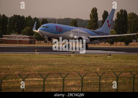 Steenokkerzeel, Belgique. 15 juillet 2023. L'illustration montre un avion de Tui Airlines atterrissant à l'aéroport de Bruxelles de nuit, à Zaventem, samedi 15 juillet 2023. Le ministre fédéral de la mobilité Gilkinet (Ecolo) a présenté cette semaine un projet de décret ministériel visant à limiter les nuisances sonores pour les résidents vivant à proximité de l’aéroport internatinoal. Une mesure frappante est l'interdiction totale des vols de nuit à partir de 11 heures et 6 heures du matin BELGA PHOTO NICOLAS MAETERLINCK crédit : Belga News Agency/Alamy Live News Banque D'Images