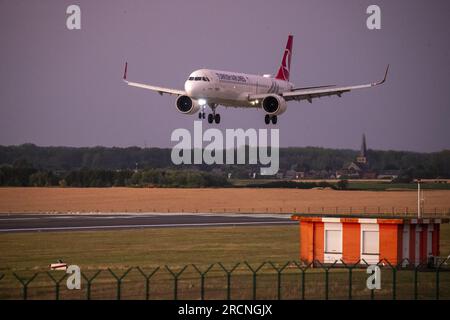 Steenokkerzeel, Belgique. 15 juillet 2023. L'illustration montre un avion de Turkish Airlines atterrissant à l'aéroport de Bruxelles de nuit, à Zaventem, le samedi 15 juillet 2023. Le ministre fédéral de la mobilité Gilkinet (Ecolo) a présenté cette semaine un projet de décret ministériel visant à limiter les nuisances sonores pour les résidents vivant à proximité de l’aéroport internatinoal. Une mesure frappante est l'interdiction totale des vols de nuit à partir de 11 heures et 6 heures du matin BELGA PHOTO NICOLAS MAETERLINCK crédit : Belga News Agency/Alamy Live News Banque D'Images