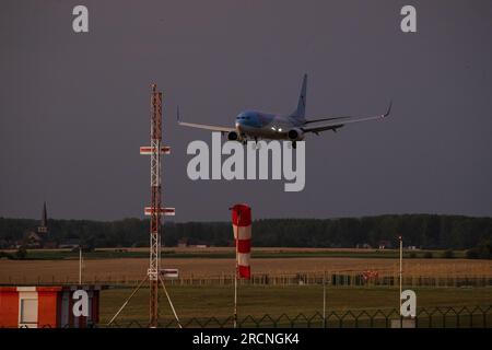 Steenokkerzeel, Belgique. 15 juillet 2023. L'illustration montre un avion de Tui Airlines atterrissant à l'aéroport de Bruxelles de nuit, à Zaventem, samedi 15 juillet 2023. Le ministre fédéral de la mobilité Gilkinet (Ecolo) a présenté cette semaine un projet de décret ministériel visant à limiter les nuisances sonores pour les résidents vivant à proximité de l’aéroport internatinoal. Une mesure frappante est l'interdiction totale des vols de nuit à partir de 11 heures et 6 heures du matin BELGA PHOTO NICOLAS MAETERLINCK crédit : Belga News Agency/Alamy Live News Banque D'Images