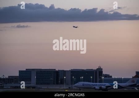 Steenokkerzeel, Belgique. 15 juillet 2023. L'illustration montre un avion décollant de l'aéroport de Bruxelles de nuit, à Zaventem, le samedi 15 juillet 2023. Le ministre fédéral de la mobilité Gilkinet (Ecolo) a présenté cette semaine un projet de décret ministériel visant à limiter les nuisances sonores pour les résidents vivant à proximité de l’aéroport internatinoal. Une mesure frappante est l'interdiction totale des vols de nuit à partir de 11 heures et 6 heures du matin BELGA PHOTO NICOLAS MAETERLINCK crédit : Belga News Agency/Alamy Live News Banque D'Images