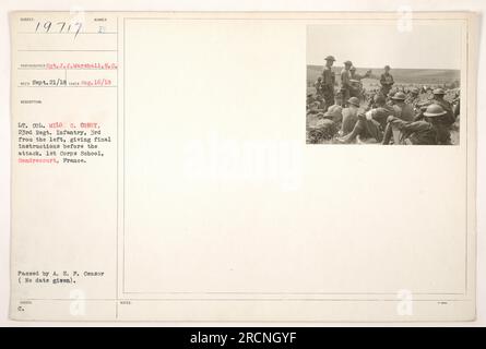 L'image montre le lieutenant-colonel Milo C. Coroy, du 23e régiment d'infanterie, donnant des instructions de dernière minute avant une attaque. Cette photo a été prise le 16 août 1918 à l'école du 1e corps à Gondrecourt, France. La photographie était protégée par le droit d'auteur et transmise par le censeur du personnel des Forces expéditionnaires américaines, bien qu'aucune date précise n'ait été fournie. Banque D'Images