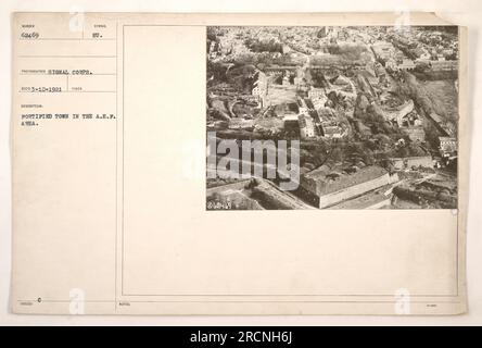 Une image montrant une ville fortifiée dans la région des Forces expéditionnaires américaines (A.E.F.) pendant la première Guerre mondiale. La photographie a été prise par le signal corps et reçue le 10 mars 1921. La ville présente des défenses militaires, symbolisant les mesures stratégiques prises pendant la guerre. L'image porte le numéro 62469 et comprend la note « ERRERE ». Banque D'Images