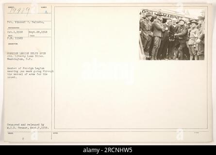 Un membre de la Légion étrangère portant un masque à gaz passe par le manuel d'armes lors de la 4th Liberty Loan Drive à Washington, DC La photographie a été prise le 28 septembre 1918. Il a été censuré et publié par M.I.D. Censurer le 5 septembre 1918. Banque D'Images