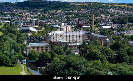 DefaSaltaire, Bradford, West Yorkshire, Royaume-Uni, 15 03 2023. Vue aérienne de Salts Mill un site de l'UNESCO et les environs de Saltaire et Shipley, Ouest Banque D'Images