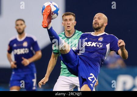 Zagreb, Croatie. 15 juillet 2023. Josip Misic (devant) du Dinamo Zagreb contrôle le ballon lors du match de Supercup entre le GNK Dinamo Zagreb et le HNK Hajduk Split à Zagreb, Croatie, le 15 juillet 2023. Crédit : Matija Habljak/PIXSELL via Xinhua/Alamy Live News Banque D'Images