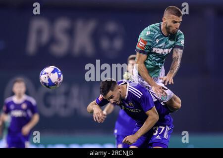 Zagreb, Croatie. 15 juillet 2023. Jan Mlakar (ci-dessus) de Hajduk Split et Josip Sutalo du Dinamo Zagreb concourent lors du match de Supercup entre GNK Dinamo Zagreb et HNK Hajduk Split à Zagreb, Croatie, le 15 juillet 2023. Crédit : Matija Habljak/PIXSELL via Xinhua/Alamy Live News Banque D'Images