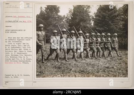 Onze membres du régiment d'infanterie américain, dont deux officiers, s'alignèrent pour recevoir des décorations du roi George. Leurs noms, de gauche à droite, sont le 2e lieutenant Harry Yagle, le 2e lieutenant M. M. Komorowski, le soldat Harry Shelly, le sergent Prank S. Koijano, le sergent James E. Krun, Corp. A. C. Schabinger, Corp. Whitson, VP Eworedo, VP Wilkins, VP W. P. Lincky et VP C. W. Keane. La photographie a été prise le 6 août 1918, au quartier général de la 33e Division à Molliens au Bois, en France. Banque D'Images