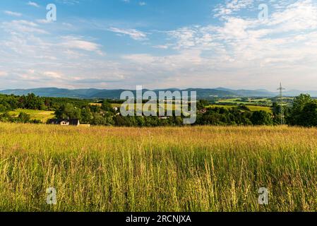 Moravskoslezske Beskydy montagnes du point de vue ci-dessous Babi hora colline au-dessus du village de Terlicko en république tchèque pendant la belle soirée de printemps Banque D'Images