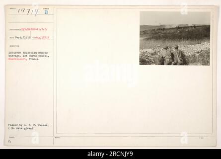 Soldats américains de l'école du 1e corps à Gondrecourt, France avançant derrière un barrage pendant la première Guerre mondiale. Le sergent Marshall a capturé cette image, qui a été reçue le 21 septembre 1918, et décrite comme la « DESCRIPTION NUMÉRO E DE L'INFANTERIE AVANÇANT DERRIÈRE LE barrage ». La photographie a été transmise par le censeur A. E. P. Banque D'Images