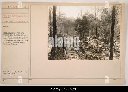 Mise en place d'un canon allemand de 380mm dans les bois à l'est d'Epieds, France. La photographie montre les traces utilisées pour déplacer l'arme à feu vers l'intérieur et vers l'extérieur. Les Allemands parviennent à récupérer le canon pendant leur retraite. Prise le 28 juillet 1918 par le sergent 1st cl. C. Jackson. Publié par A. E. P. Censor le 13 août 1918. Banque D'Images