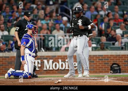 Oscar Colas (22), joueur de terrain droit des White Sox de Chicago, marque sur un simple d'Andrew Benintendi (23) en septième manche lors d'un match de saison régulière de la MLB b. Banque D'Images