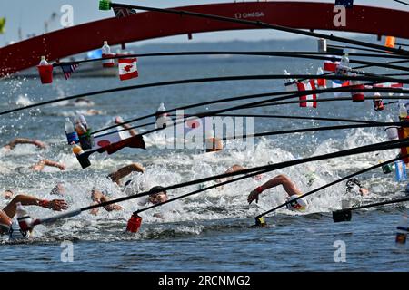 Fukuoka, Japon. 16 juillet 2023. Les nageurs concourent lors des 10 km en eau libre des Championnats du monde de natation 2023 qui ont lieu à Fukuoka, au Japon, le 16 juillet 2023. Crédit : Zhang Xiaoyu/Xinhua/Alamy Live News Banque D'Images