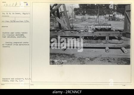 Le lieutenant E. M. de Berri est photographié au Camp Holabird, Maryland, le 18 juin 1918. L'image montre la mise en caisse de camions à moteur de l'armée pour l'expédition outre-mer. Plus précisément, les composants du châssis de camion Packard 3 tonnes sont en cours d'assemblage et de préparation pour le transport. La photo a été censurée et publiée par M.I.B. Censurer le 21 juin 1918. Banque D'Images