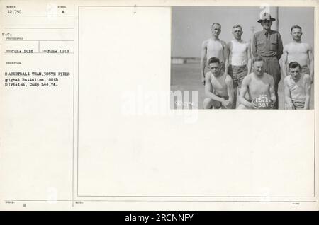 L'image représente une équipe de basket-ball du 305th Field signal Battalion, 80th Division, au camp Lee, en Virginie, en juin 1918. L'emblème de l'équipe est visible sur leurs uniformes. Il est étiqueté comme image numéro 12 750 dans la collection de photographies. Banque D'Images