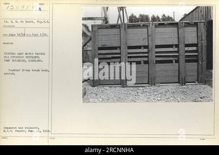 Légende : le personnel de l'armée au camp Holabird, Maryland, met en caisse une carrosserie de camion Packard de 3 tonnes pour expédition outre-mer pendant la première Guerre mondiale. Cette photographie a été prise le 1 juin 1918 et publiée par le censeur de la branche MI le 21 juin 1918. Le lieutenant E. M. de Berri de la division communication du régiment de signaux a capturé l'image. Banque D'Images