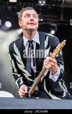 Milan, Italie. 15 juillet 2023. Le groupe suédois THE HIVES se produit en direct sur scène à Ippodromo SNAI la Maura pendant le 'i-Days Milano Coca-Cola Festival'. Crédit : Rodolfo Sassano/Alamy Live News Banque D'Images