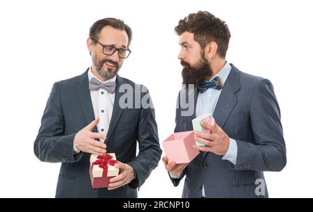 Concept de fête d'entreprise. Hipster barbu a acheté des cadeaux. Shopping de vacances. Achetez des cadeaux. Préparé quelque chose de spécial. Invités sur la fête de mariage. Homme classique Banque D'Images