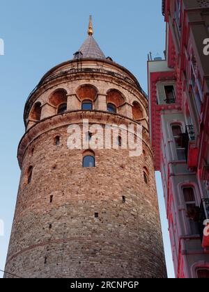 Tour de Galata lors d'une nuit d'été à Istanbul, Turquie Banque D'Images