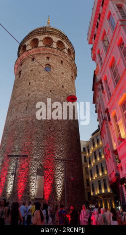 Tour de Galata lors d'une nuit d'été à Istanbul, Turquie Banque D'Images