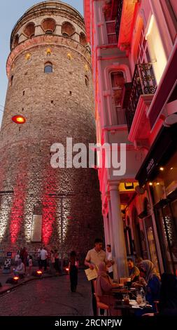 Tour de Galata lors d'une nuit d'été à Istanbul, Turquie Banque D'Images