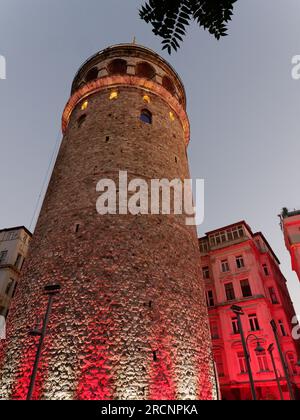 Tour de Galata lors d'une nuit d'été à Istanbul, Turquie Banque D'Images