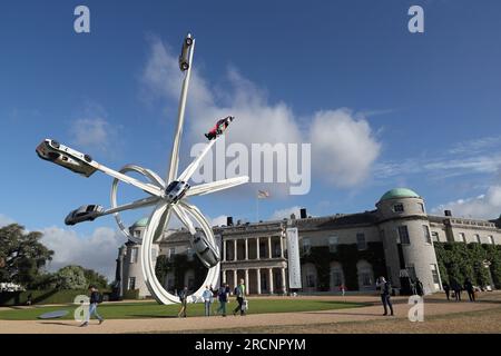 Goodwood, West Sussex, Royaume-Uni 16 juillet 2023. Porsche figure centrale sous le soleil matinal au Goodwood Festival of Speed – « Goodwood 75 – célébrant les 75 ans du domaine Goodwood et les 30 ans du festival de Speed », à Goodwood, West Sussex, Royaume-Uni. © Malcolm Greig/Alamy Live News Banque D'Images