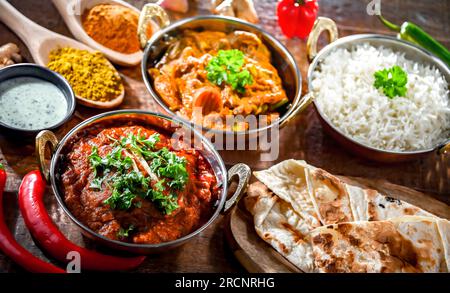 Paneer de madras chaud et masala de légumes avec riz basmati servi dans des pots de karahi indiens originaux. Banque D'Images