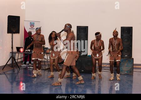 Botswana, Gaborone, 18 mai 2017, groupe de chanteurs et danseurs traditionnels sur scène Banque D'Images