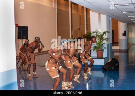 Botswana, Gaborone, 18 mai 2017, groupe de chanteurs et danseurs traditionnels sur scène Banque D'Images