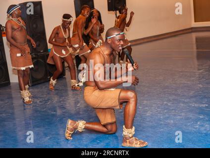 Botswana, Gaborone, 18 mai 2017, groupe de chanteurs et danseurs traditionnels sur scène Banque D'Images