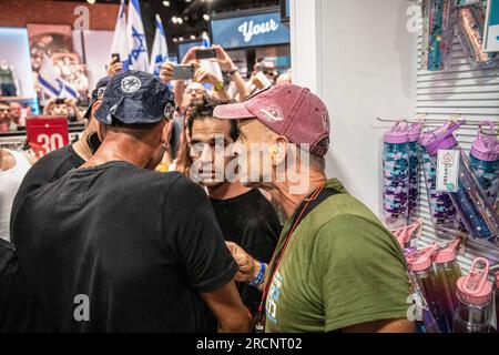 Tel Aviv, Israël. 11 juillet 2023. Aviv Geffen, une rock star israélienne, arrêtée lors d'une manifestation contre la réforme judiciaire. Crédit : SOPA Images Limited/Alamy Live News Banque D'Images