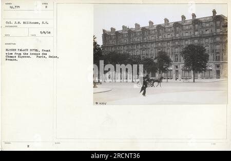 Le caporal J.N. Hillhouse des États-Unis L'armée est photographiée devant l'Elysee Palace Hotel à Paris, France. La photographie a été prise le 8 mai 1918. Banque D'Images