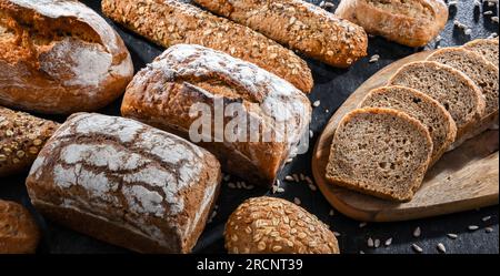Assortiment de produits de boulangerie, y compris pains et petits pains Banque D'Images