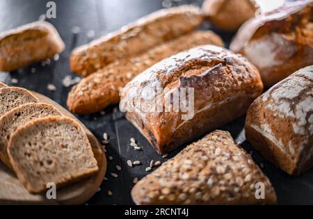 Assortiment de produits de boulangerie, y compris pains et petits pains Banque D'Images